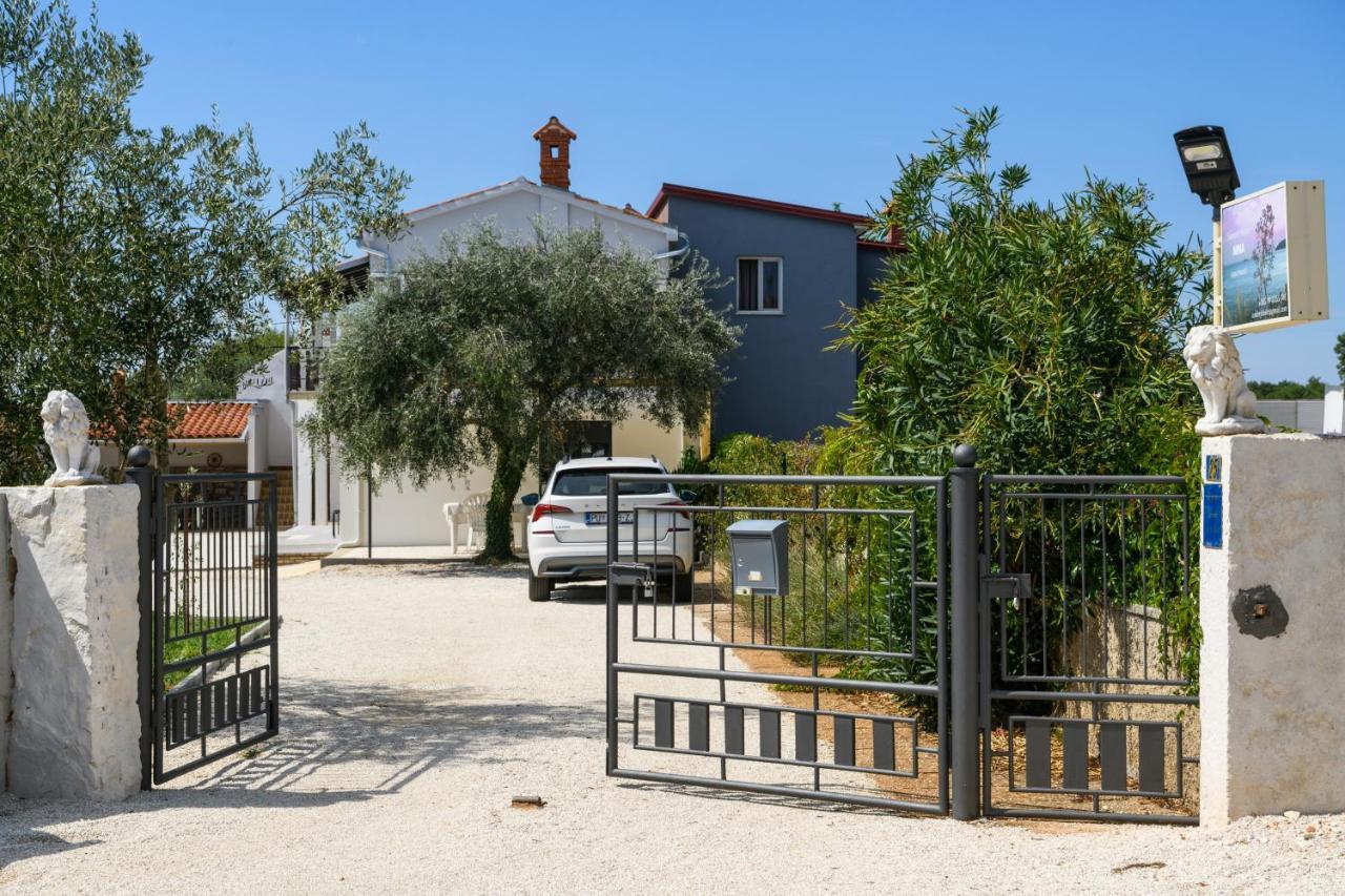 Apartamento Summer House Nina Pavicini Exterior foto